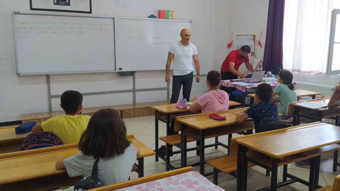 İlçe Milli Eğitim Müdürümüz Mesut ÇITAK, Osman Gazi ilkokulunda Devam Etmekte Olan Yaz Kurslarını Ziyaret Etti